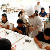 【春華堂】工業デザイナーと一緒に<br>上生菓子作り体験!