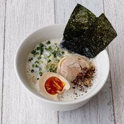 【THE COURTYARD KITCHEN】<br>8時間煮込んだ<br>地鶏ビスクの白湯ラーメン