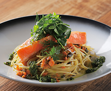 湧水育ちのサーモンと黒オリーブのパスタ 手摘みハーブのサラダ添え