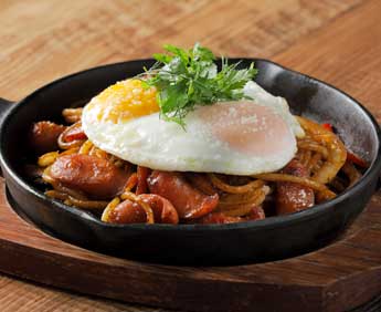 スキレットで仕上げた特製ナポリタン半熟目玉焼き添え